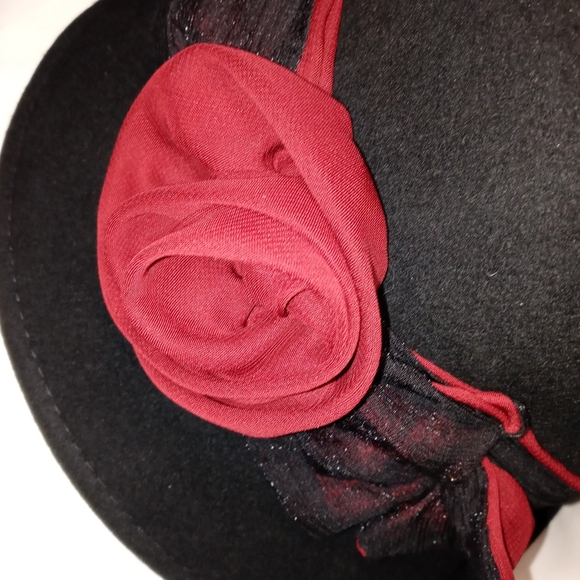 European Design Collanan Cloche Hat with Silk Trim and Roses - Picture 7 of 9